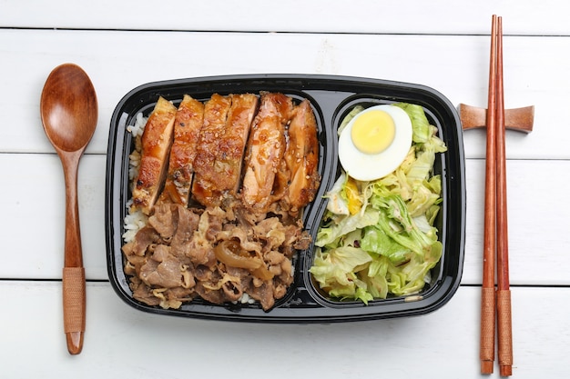 Bento de arroz de frango