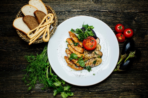 Berinjela frita e tomate com ervas