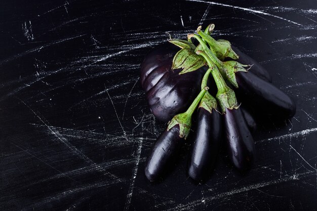 Foto grátis berinjela roxa em preto