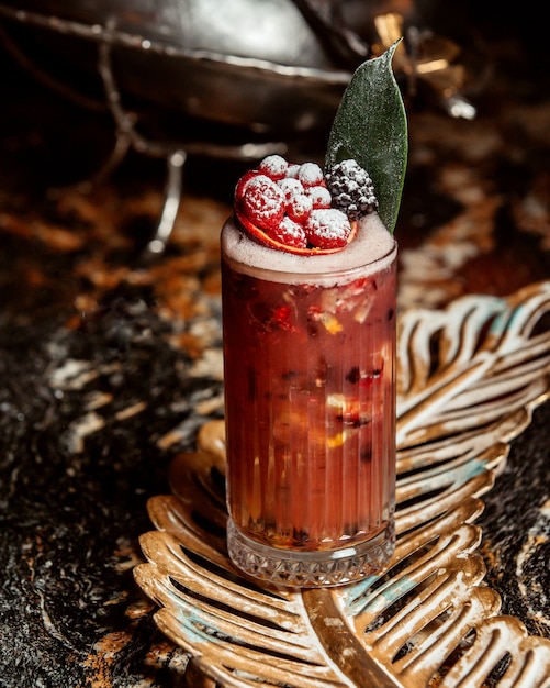 Berry cocktail com raspas de laranja framboesa e amora