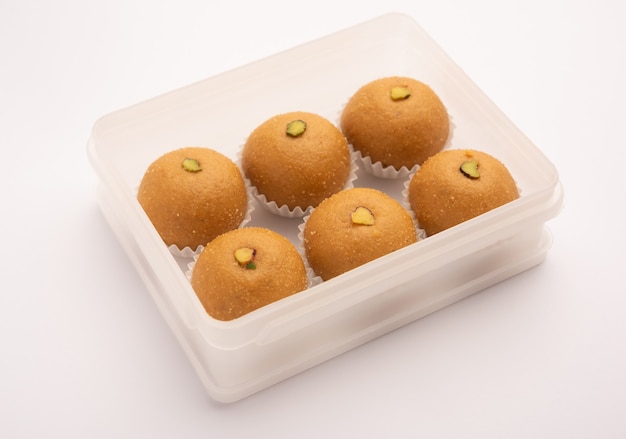 Besan ladoo são deliciosas bolas doces feitas com grama de farinha, açúcar, ghee e cardamomo Foto Premium