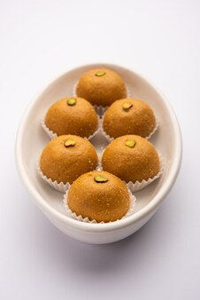 Besan ladoo são deliciosas bolas doces feitas com grama de farinha, açúcar, ghee e cardamomo