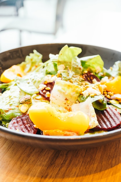 Foto grátis beterraba com salada de vegetais