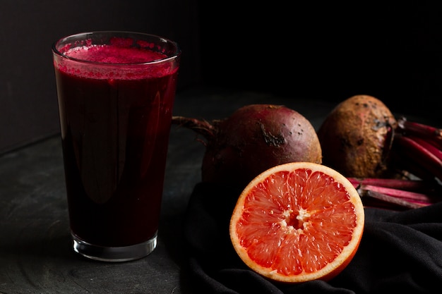 Foto grátis beterraba e suco de toranja em vidro