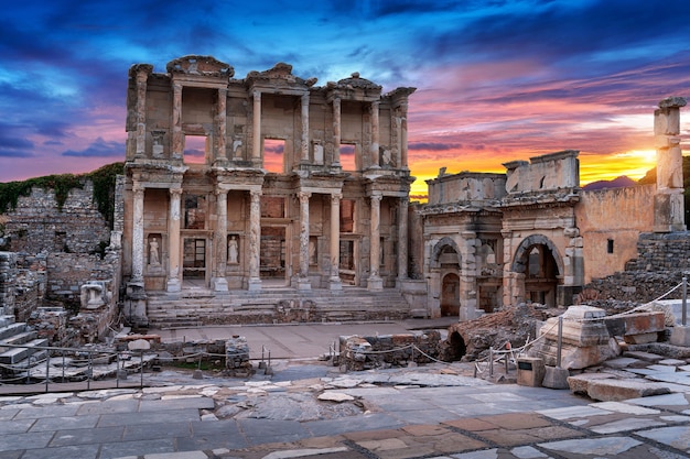 Biblioteca Celsus na antiga cidade de Éfeso em Izmir, Turquia.