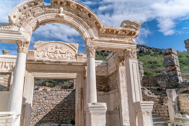 Biblioteca de celsus na antiga cidade de éfeso, turquia éfeso é um patrimônio mundial da unesco