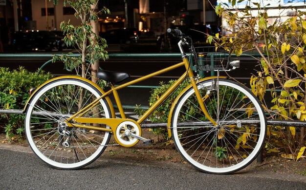 Bicicleta amarela com rodas brancas