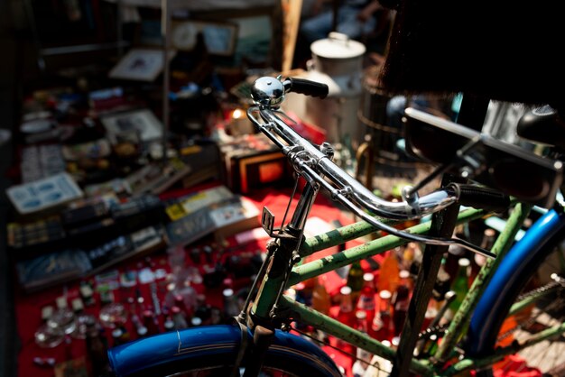 Bicicleta de alto ângulo no mercado de segunda mão