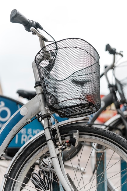 Foto grátis bicicleta de baixo ângulo lá fora