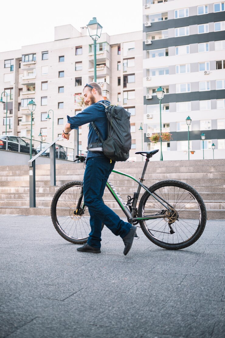 Foto grátis bicicleta de equitação do homem