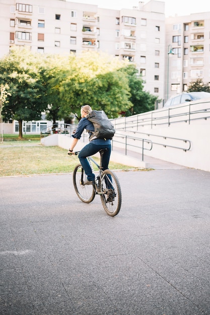 Bicicleta de equitação do homem