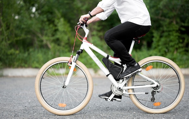 Bicicleta de equitação masculina elegante ao ar livre