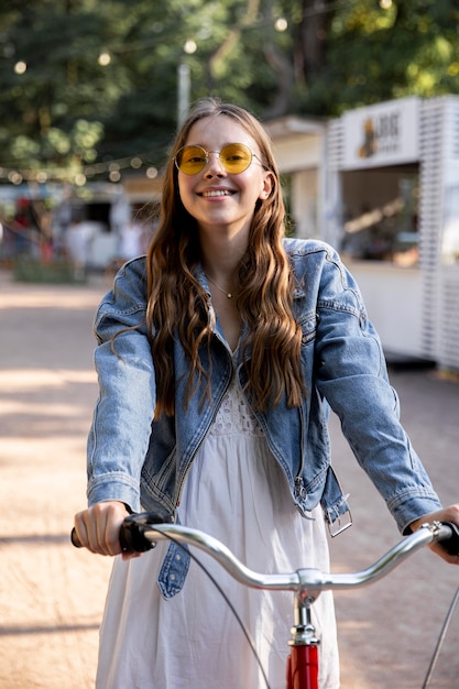 Foto grátis bicicleta de equitação menina retrato