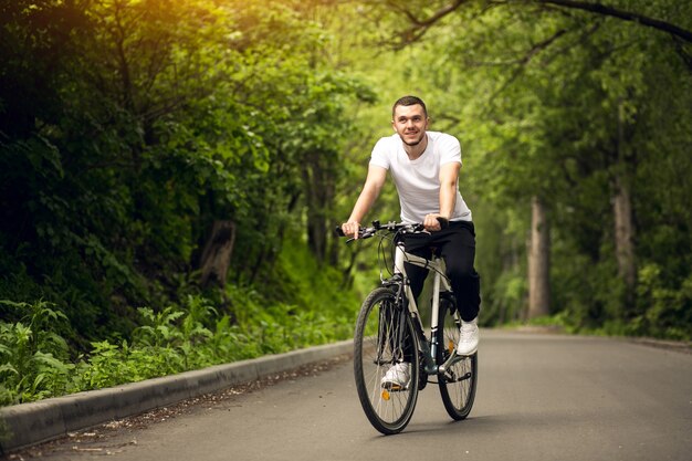 Bicicleta de fundo de bicicleta de asfalto ativa