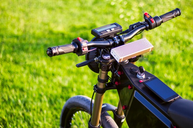 Bicicleta elétrica de volante com monitor e garfo de suspensão