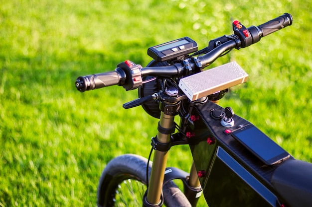 Bicicleta elétrica de volante com monitor e garfo de suspensão