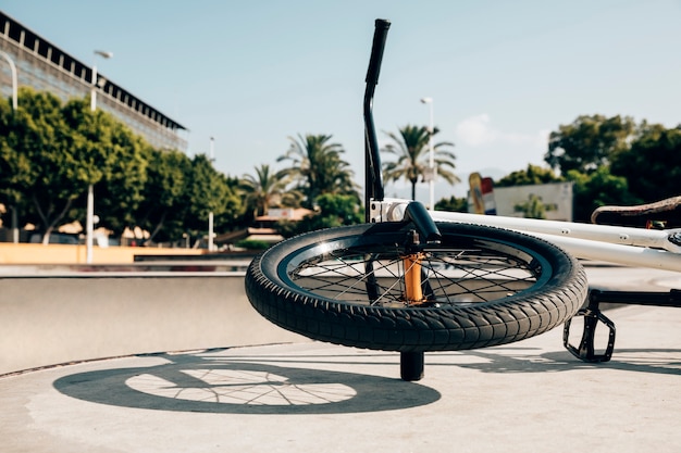 Bicicleta freestyle bmx no skatepark