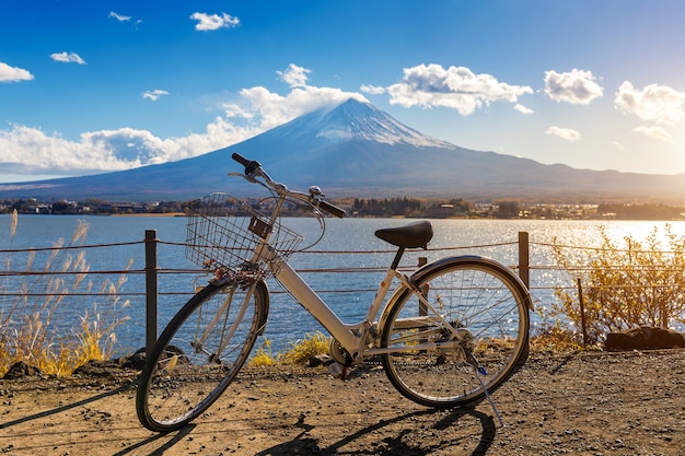 Bicicleta nas montanhas Kawaguchiko e Fuji, Japão.