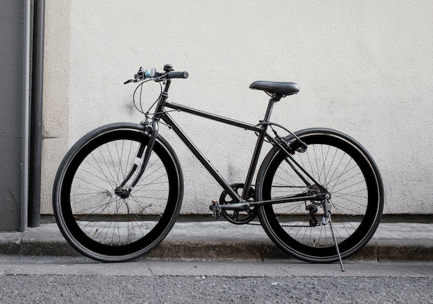 Bicicleta pequena vintage preta ao ar livre