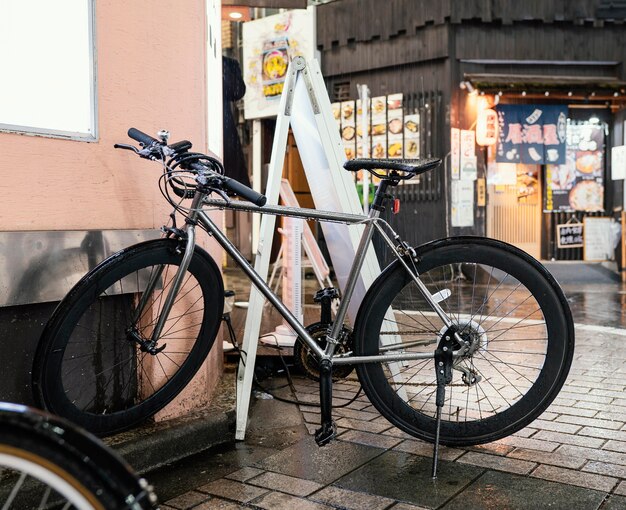 Bicicleta prateada com detalhes pretos