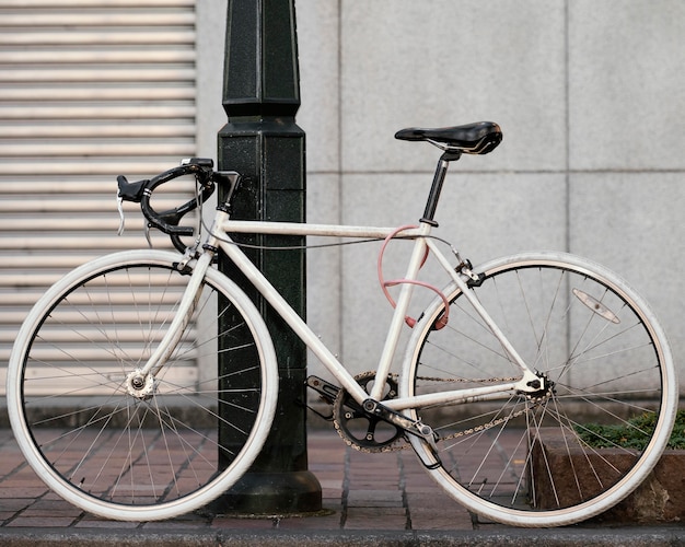 Bicicleta velha branca com detalhes pretos