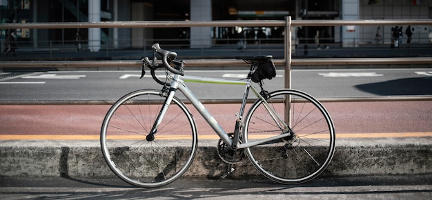 Bicicleta velha enferrujada ao ar livre