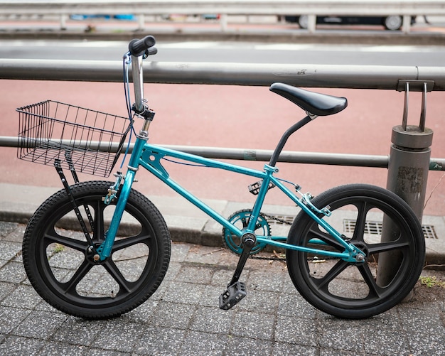 Bicicleta vintage azul ao ar livre