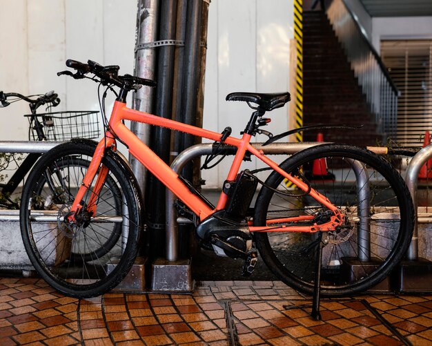 Bicicleta vintage laranja com detalhes pretos