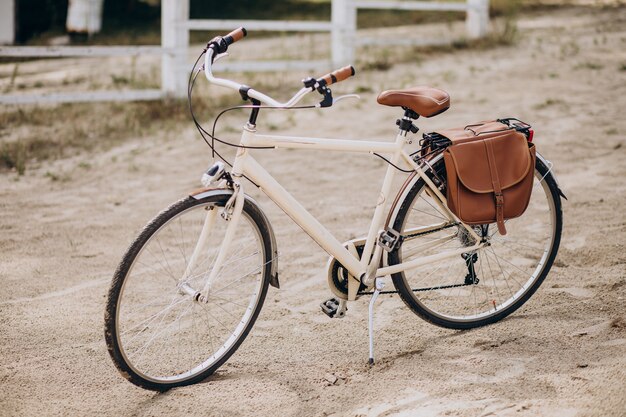 Bicicleta vintage sozinha na areia