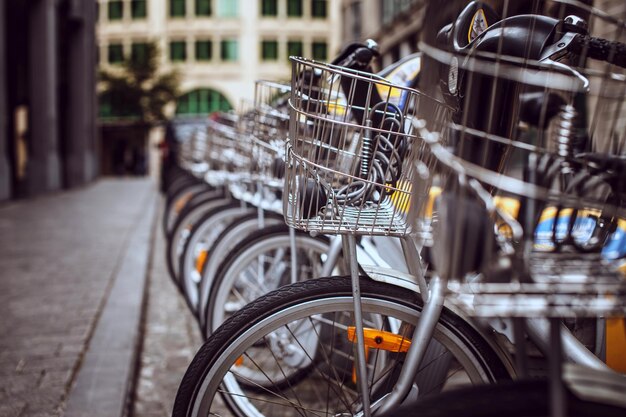 Bicicletas da cidade no estacionamento da rua.