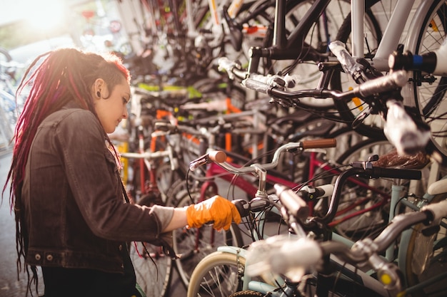 Foto grátis bicicletas examinando mecânico