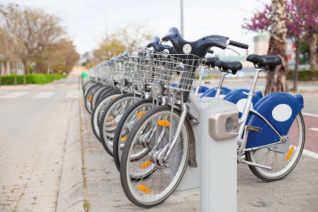 Foto grátis bicicletas para alugar na rua