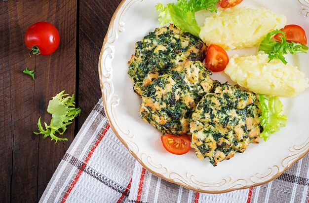 Bife assado filé de frango picado com espinafre e um prato de purê de batatas.