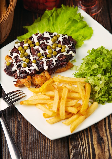 Foto grátis bife com batatas fritas, salada verde, feijões verdes e pepitas de galinha.