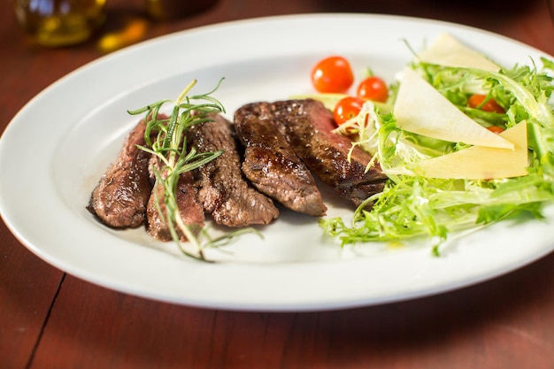 Bife com queijo e legumes em um restaurante