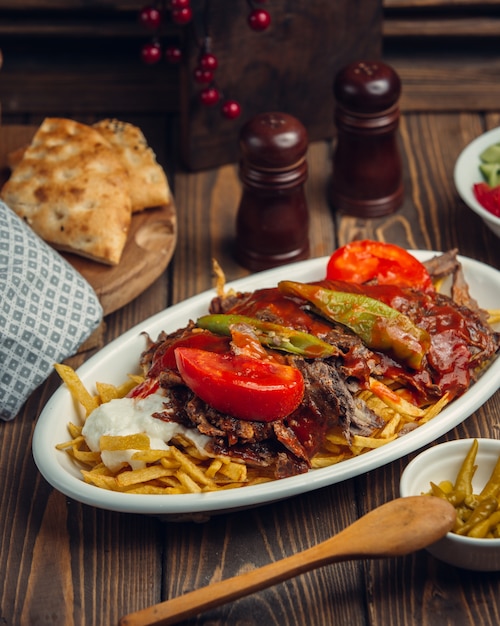 Bife com tomate e pimenta fresca