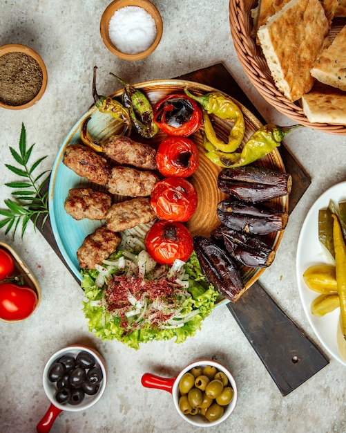 Bife de carne com legumes na grelha e cebola