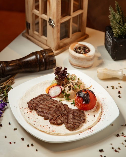 Foto grátis bife de carne com tomate frito