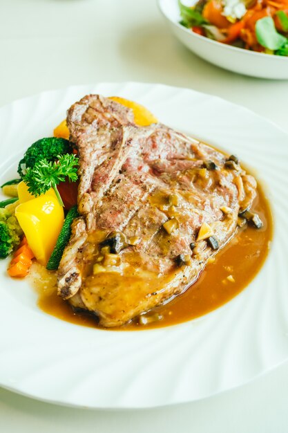 Bife de carne de bovino grelhado com carne de bovino com vegetais