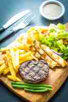 Foto grátis bife de carne grelhado com molho de batata frita