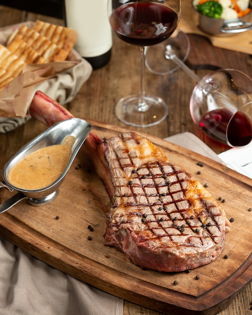 Bife de costela na placa de madeira