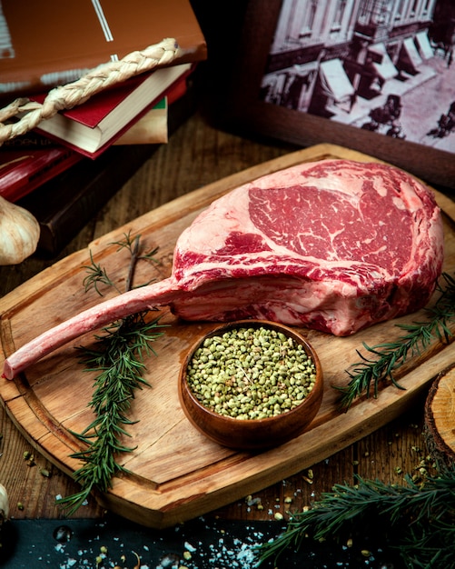 Bife de costela na placa de madeira