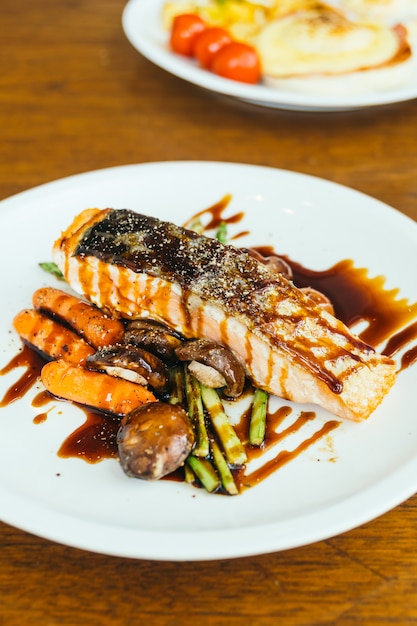 Bife de filé de carne de salmão grelhado com legumes