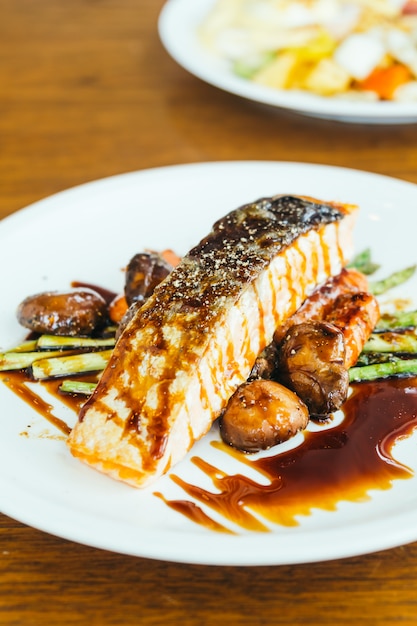 Bife de filé de carne de salmão grelhado com legumes