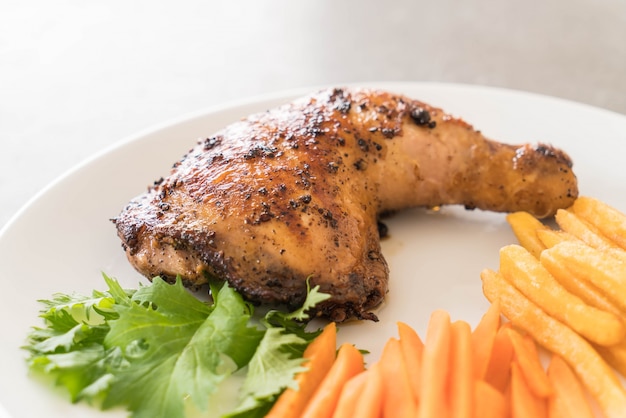 Foto grátis bife de frango da coxa