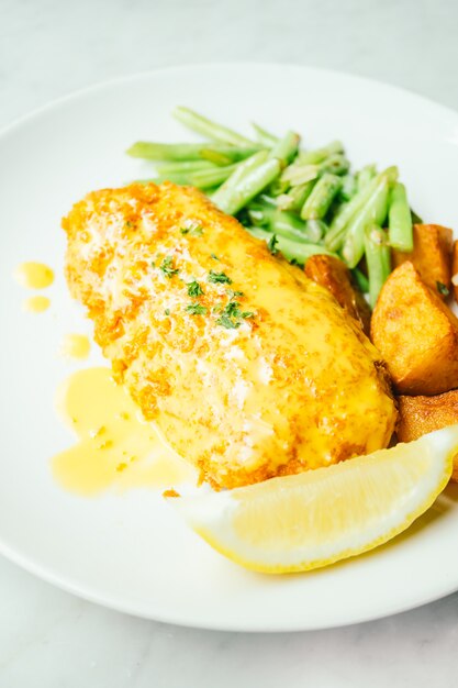 Bife de frango frito com limão e vegetais