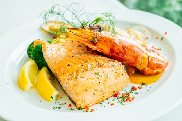 Bife de frutos do mar grelhados com camarão salmão e outras carnes