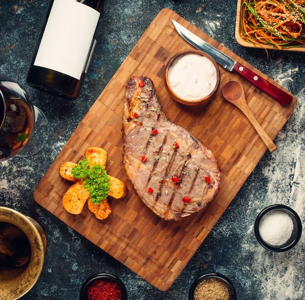 Bife de olho de lombo frito na placa de madeira