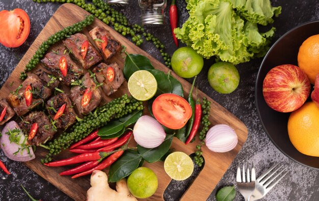 Bife de porco fatiado coberto com gergelim branco e sementes de pimenta fresca junto.