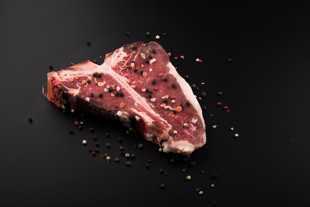 Foto grátis bife de t-bone cru de alto ângulo